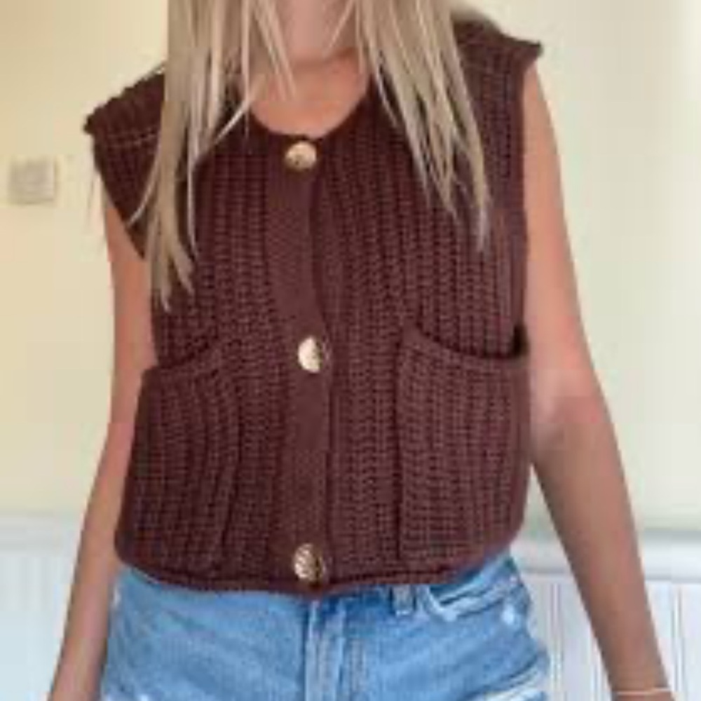 House of Harlow 1960 NWT chunky knit sleeveless vest gold-tone Buttons Pockets